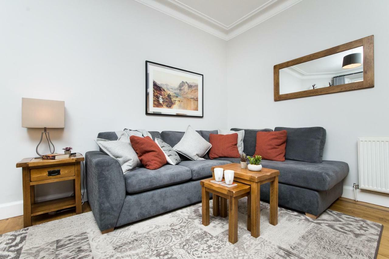 Beautiful, Traditional 2 Bedroom Main Door Flat — Photos 3
